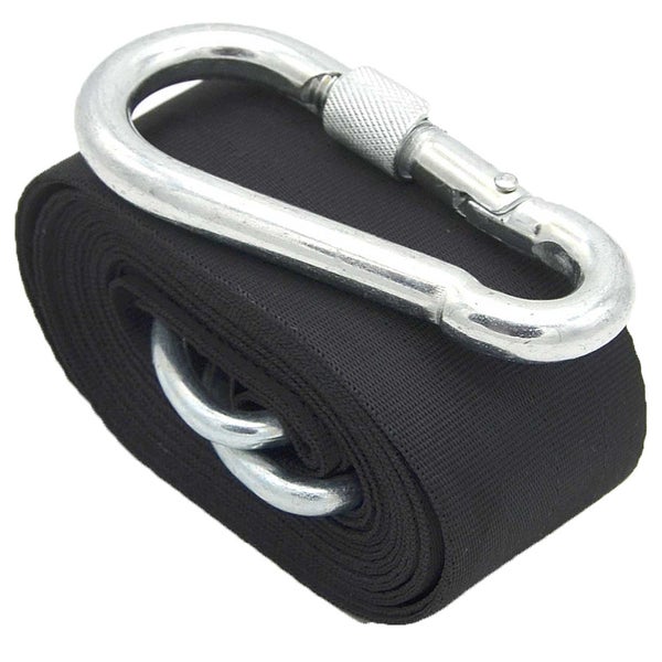 Ein zusammengerolltes Textilband mit einem stabilen Karabinerhaken aus Metall.