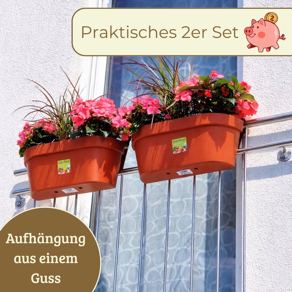 Praktisches Zweier Set Balkonkästen mit integrierter Aufhängung am Balkongeländer.