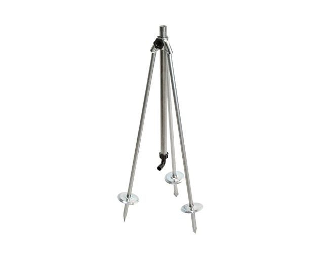 Dreibeinstativ für Gartenregner aus Metall mit Erdspießen und Schlauchanschluss.