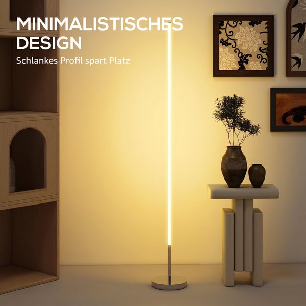 Minimalistische LED-Stehlampe mit schlankem Profil in einem modern eingerichteten Raum neben einem Beistelltisch und einem Holzregal.
