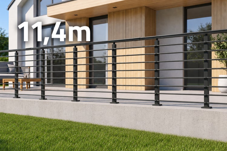 Modernes Balkongeländer aus Metall in elf Komma vier Meter Länge vor einem modernen Wohnhaus mit Holzfassade und Terrasse.