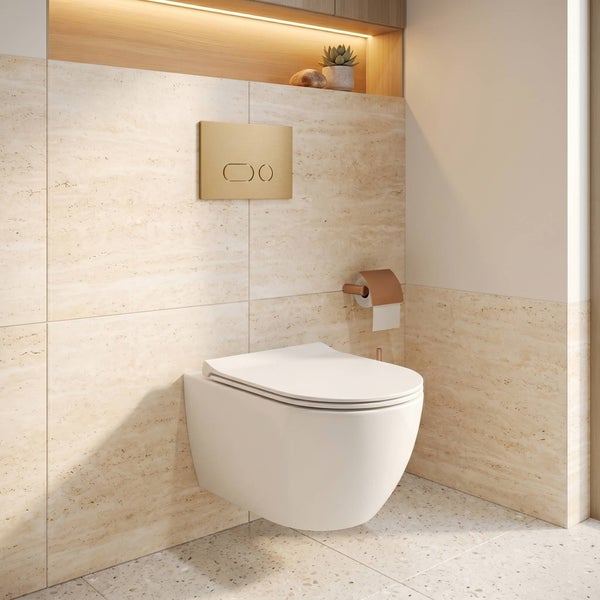 Modernes wandhängendes WC mit Betätigungsplatte in einem Badezimmer mit beigen Fliesen und Holzregal.