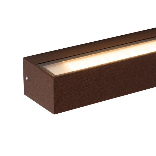 Rechteckige LED Wandleuchte in Rostoptik mit warmweißem Licht.