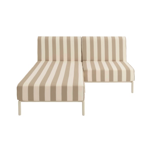 Garten-Lounge-Sofa in L-Form mit gestreiftem Textilbezug und Metallgestell.