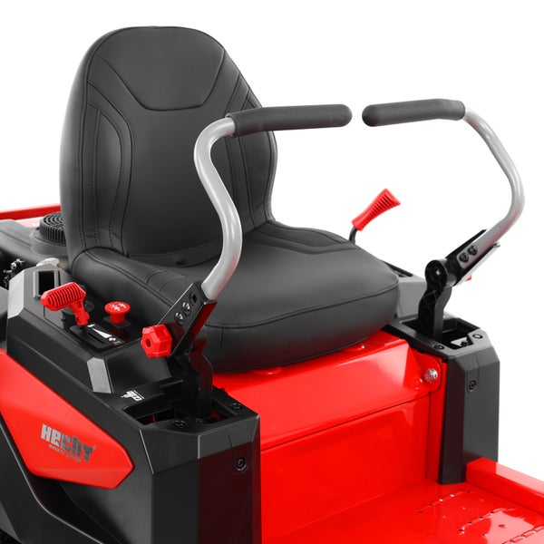 Mann fährt Rasenmäher auf Rasenfläche