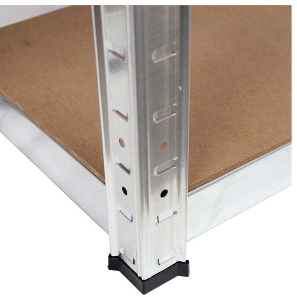 Detailansicht eines verzinkten Metallsteckregals mit Holzfaserplatten und Kunststofffußkappen.