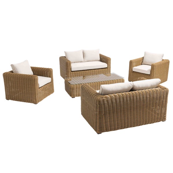 Garten-Lounge-Set aus Geflecht mit zwei Sofas, zwei Sesseln und Couchtisch auf einer Holzterrasse am Pool.