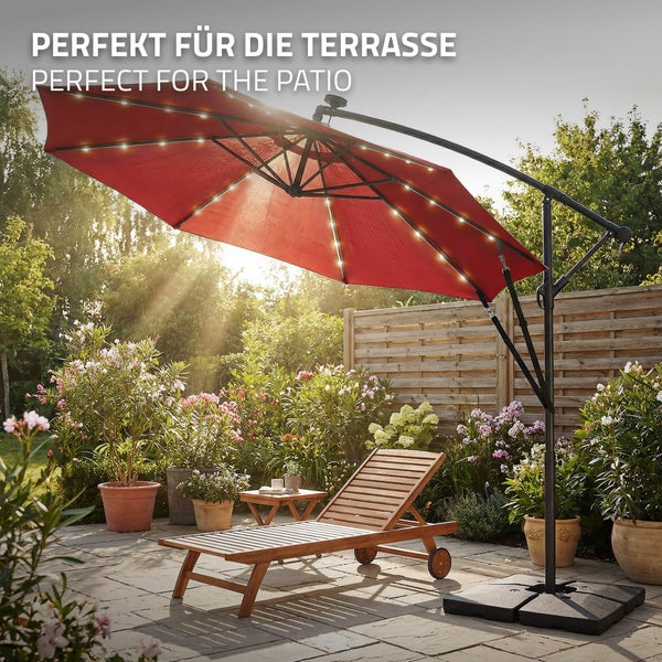 Freischwebender Ampelschirm mit LED Beleuchtung auf einer Terrasse mit Holzliege und Pflanzen.