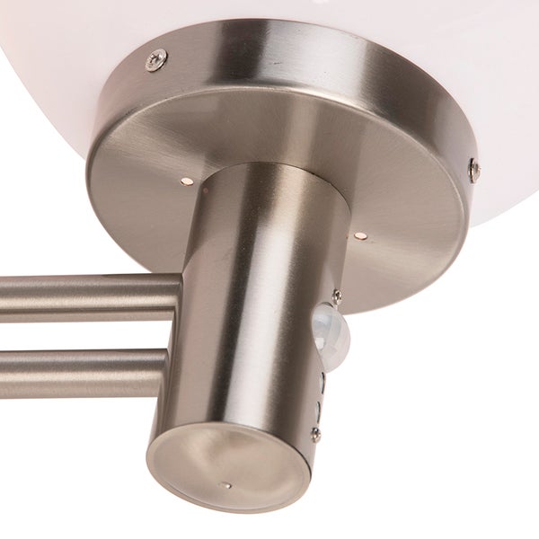 Detailansicht einer Außenwandleuchte aus gebürstetem Edelstahl mit integriertem Bewegungsmelder und weißem Glas.