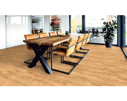 Esszimmer mit Holztisch, Stühlen und Laminatboden.