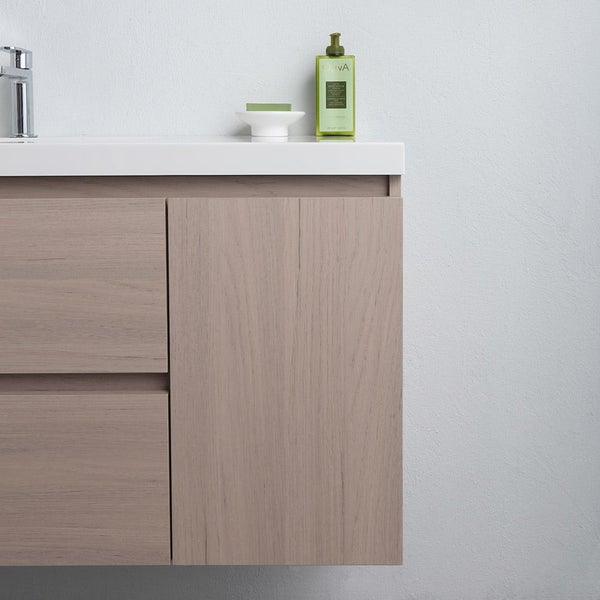 Waschtischunterschrank mit Schubladen und Tür im Badezimmer