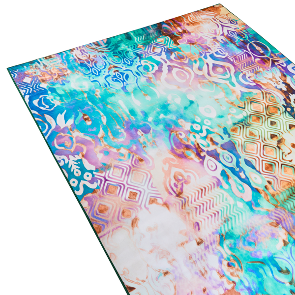Teppich mit abstraktem Muster aus geometrischen Rauten, Wellen und Ornamenten.