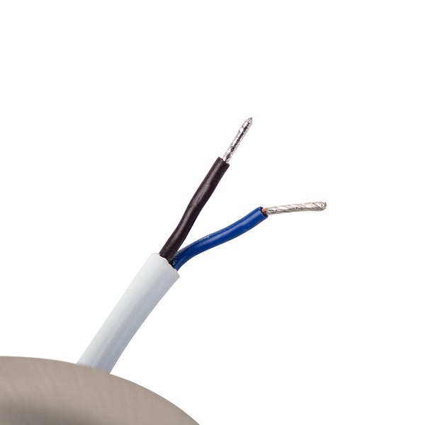 Nahaufnahme eines zweiadrigen Kabels mit freiliegenden Enden