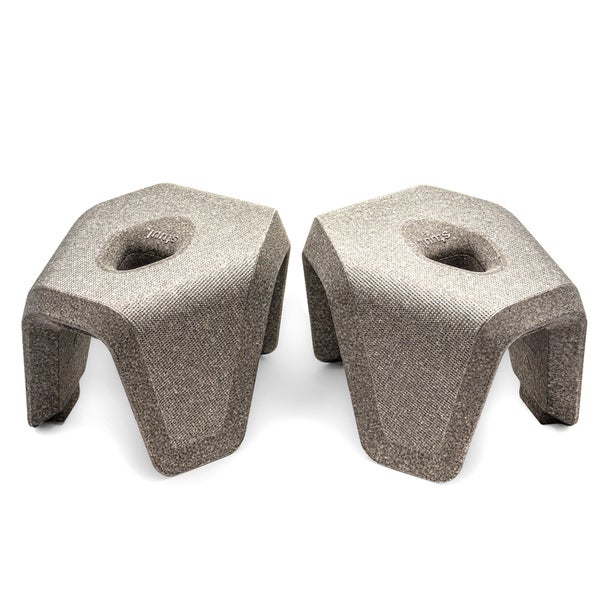 Zweiteiliger ergonomischer Toilettenhocker stuul aus recycelbarem Material mit grauer strukturierter Oberfläche.
