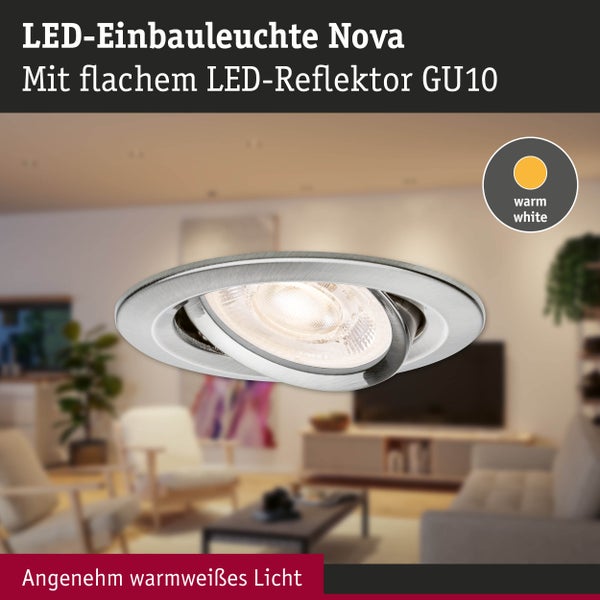 LED-Einbauleuchte Nova mit schwenkbarem flachem GU10 Reflektor in Metalloptik für warmweißes Licht in einem hellen Wohnraum.
