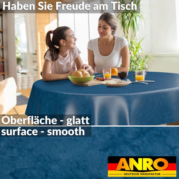Glatte, blaue, runde Tischdecke auf einem Frühstückstisch mit zwei Personen in einem hellen Zimmer, ANRO Logo.