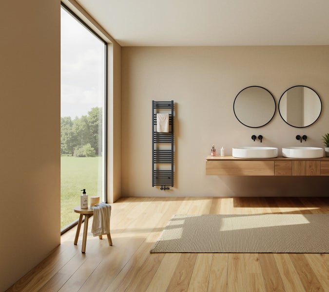 Modernes, helles Badezimmer mit Doppelwaschtisch, zwei runden Spiegeln, schwebendem Holzunterschrank, dunklem Handtuchheizkörper und großem Fenster.