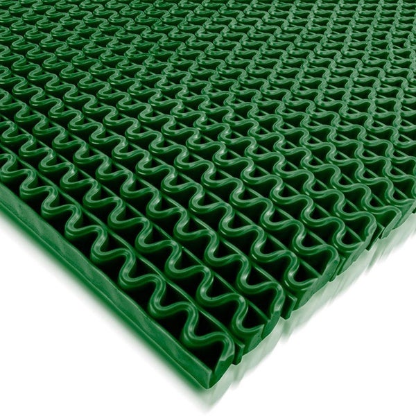 Regal mit Reinigungsmitteln, Papierrollen und Kartons