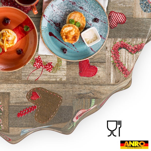 Wachstuch Tischdecke im Landhausstil mit Holzoptik und Herzmotiven, lebensmittelecht, ANRO Logo.