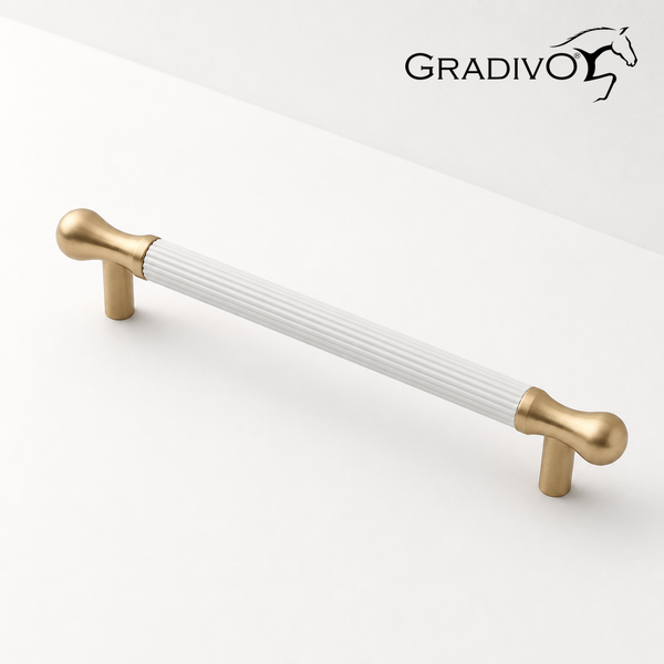 Möbelgriff mit weißem geriffeltem Mittelteil und goldfarbenen Endstücken. Gradivo Logo.