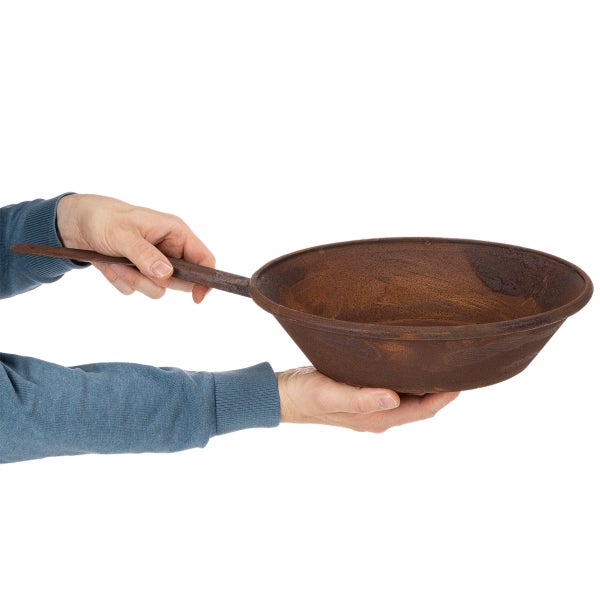 Metallpfanne mit Stiel und Rost-Optik, wird zur Veranschaulichung der Größe in den Händen gehalten.