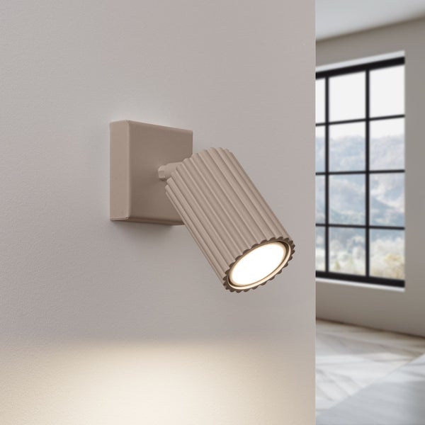 Wandspot mit zylindrischem Lampenschirm im Wohnzimmer