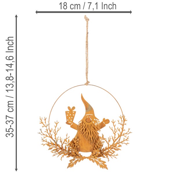 Weihnachtsdeko-Hänger aus Metall, Wichtel mit Geschenk in einem Kranz, Breite 18 Zentimeter, Gesamthöhe 35 bis 37 Zentimeter.