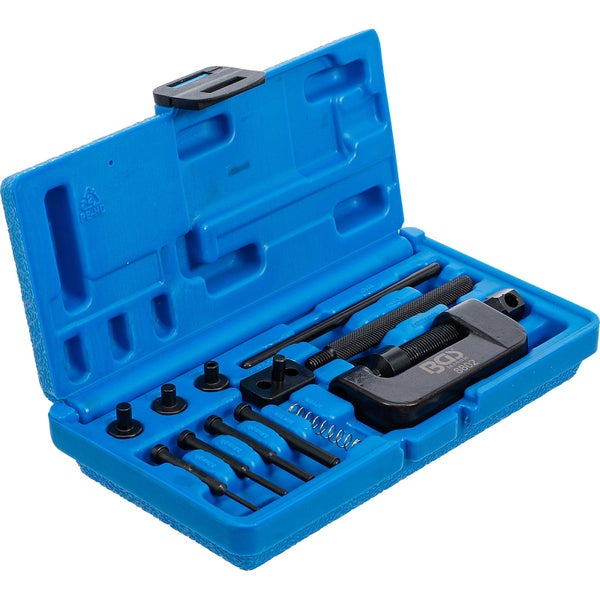 In Kugelform geschnittene Buchsbäume in schwarzen Kunststofftöpfen in einer Gärtnerei.