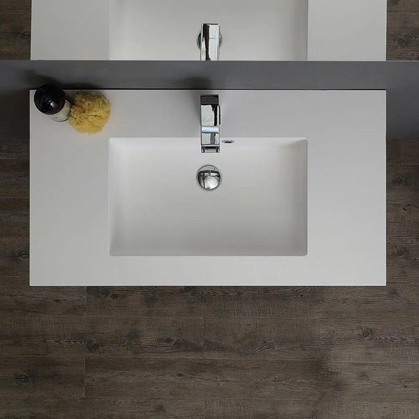 Aufnahme von oben eines Waschbeckens mit Armatur, Seifenspender und Schwamm auf einer Holzoberfläche