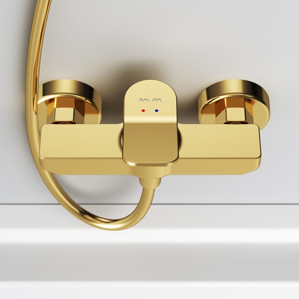 Goldene Badarmatur mit Einhebelmischer und Brauseschlauch von AM PM Logo.