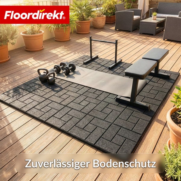 Trainingsbereich mit Bodenschutzmatten auf einer Terrasse mit Trainingsgeräten und Gewichten