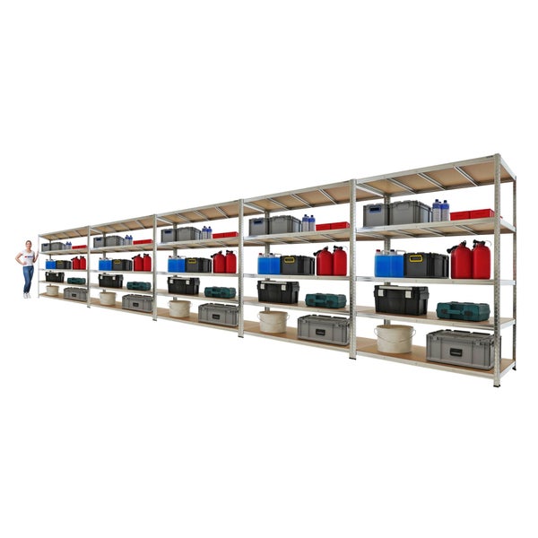 Mehrteiliges Schwerlastregal aus Metall mit Holzböden, organisiert mit verschiedenen Werkzeugkoffern und Kanistern, wirkt aufgeräumt und stabil.