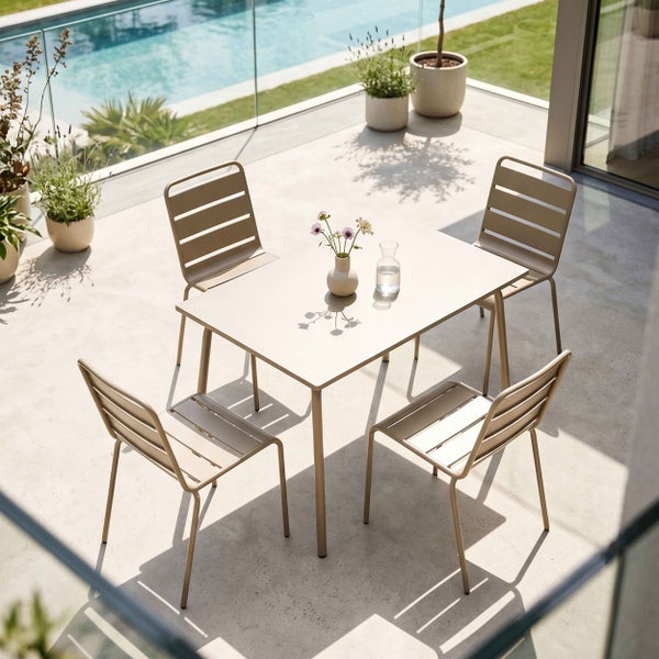 Set aus rechteckigem Gartentisch und vier Stühlen aus Metall auf einer modernen Terrasse neben einem Pool.