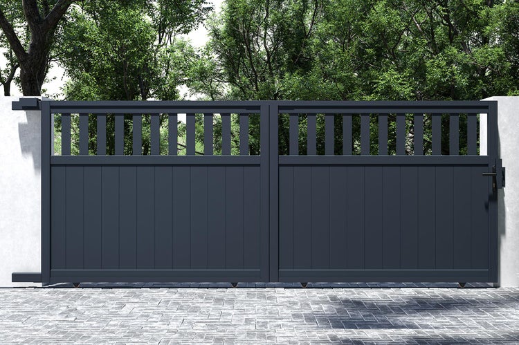 Modernes zweiflügeliges Aluminium Hoftor in schlichtem Design mit vertikaler Lamellenstruktur und oberem Gitterelement vor einer Hecke.