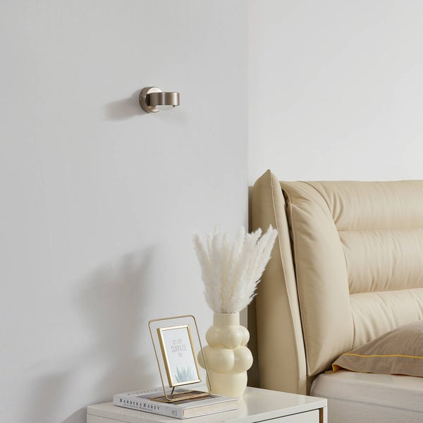 Szene eines Schlafzimmers mit einer Wandleuchte über einem Nachttisch