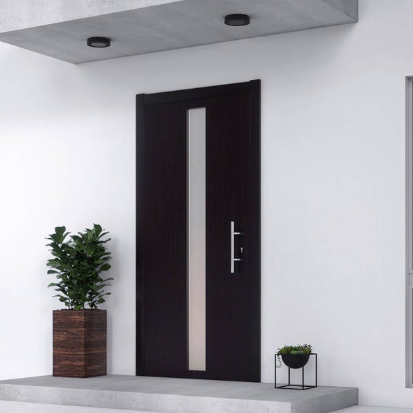 Moderne dunkle Haustür mit vertikalem Glaseinsatz aus Milchglas und langem Edelstahlgriff in einem hellen Eingangsbereich.