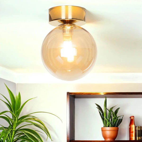 Deckenleuchte mit runder Glasabdeckung in einem hellen Raum