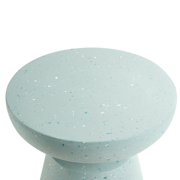 Runder Beistelltisch oder Hocker in Hellblau mit Terrazzo-Effekt und gesprenkelter Oberfläche.