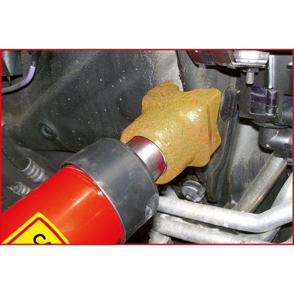 Karosseriezuggerät im Einsatz zur Reparatur eines Fahrzeugs.