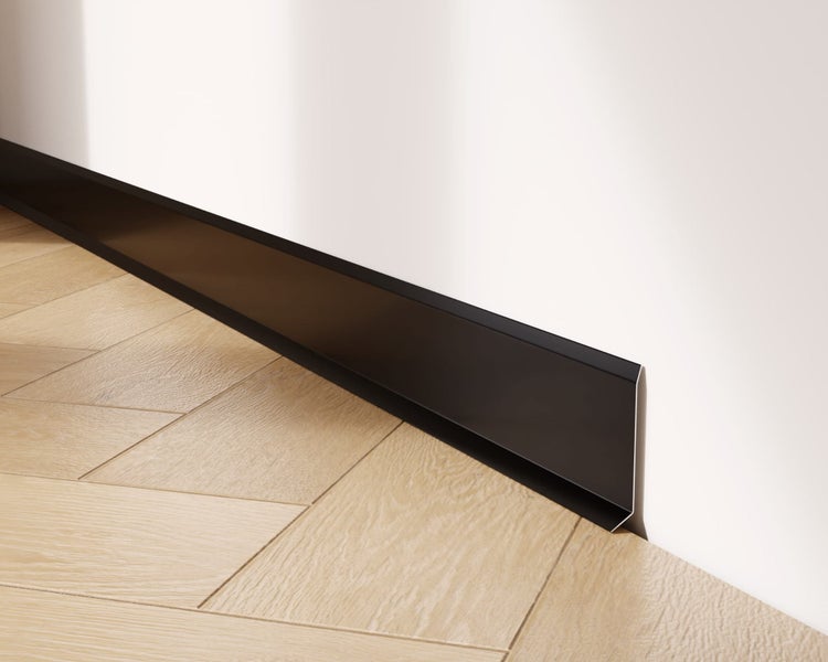 Sockelleiste aus Kunststoff, installiert auf einem Holzboden