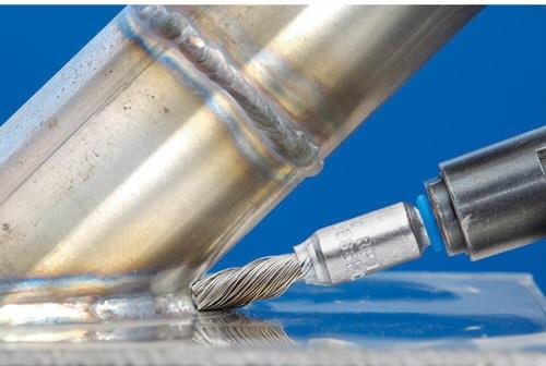 Drahtbürste zum Reinigen einer Metalloberfläche