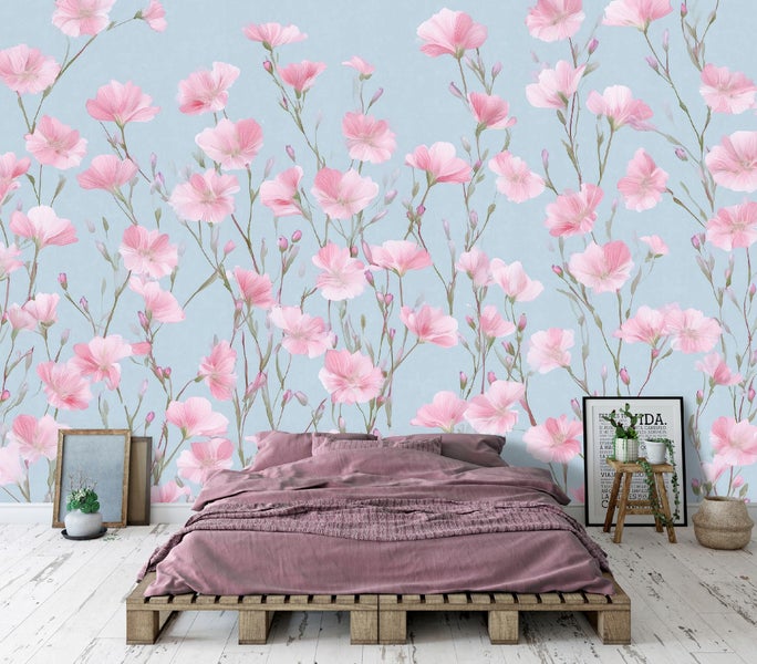 Schlafzimmer mit blumiger Tapete, Bett auf Palette und dekorativen Elementen
