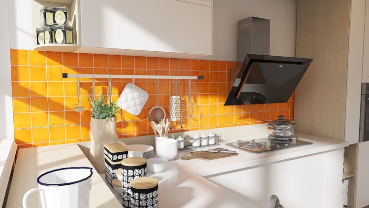 Küchenszene mit orangen Fliesen, Dunstabzugshaube und Kochutensilien