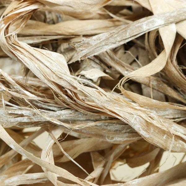 Nahaufnahme von Naturbast, faseriges Material zum Binden und Dekorieren.