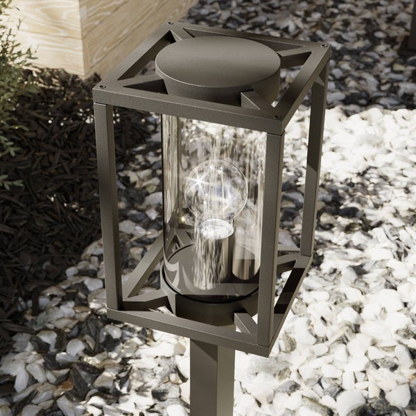 Mehrere Gartenstühle mit verstellbarer Rückenlehne, klappbarem Design und Getränkehalter