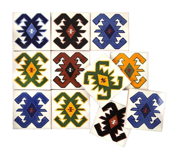 Mehrfarbige Fliesen mit geometrischen Mustern