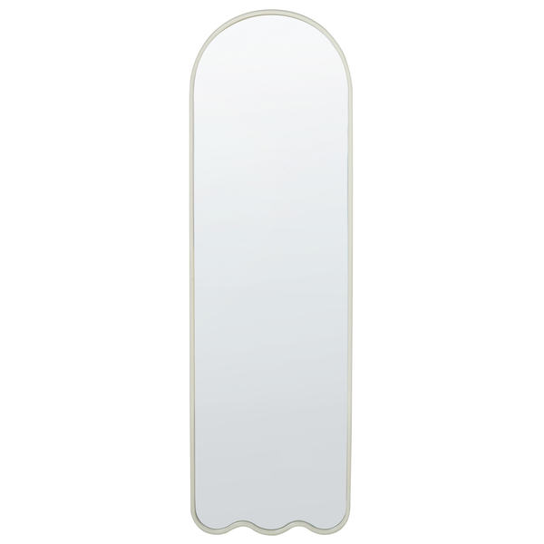 Ganzkörperspiegel mit Rundbogen oben und gewelltem Rand unten, schmaler heller Rahmen.