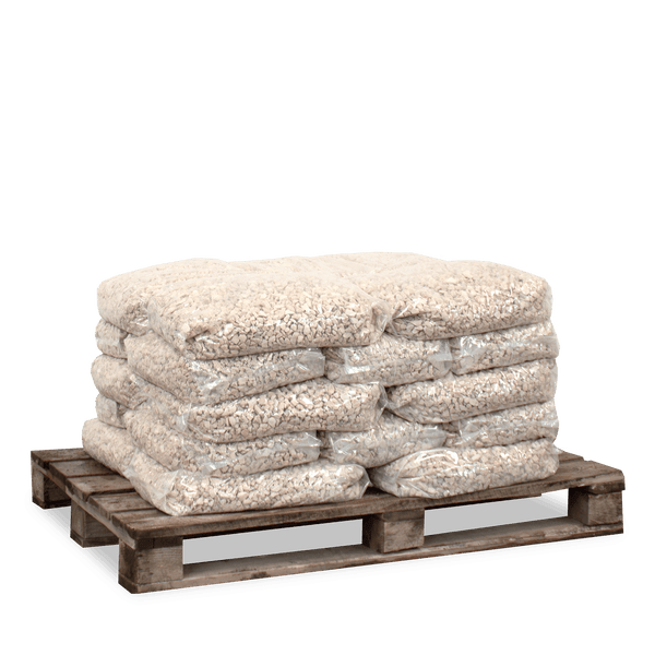 Mehrere transparente Säcke mit hellem Zierkies gestapelt auf einer Holzpalette.