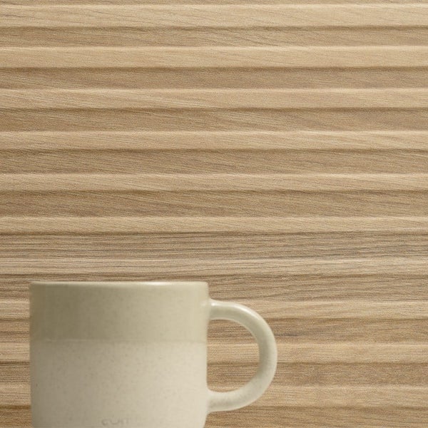 Wandfliese in Holzoptik mit strukturierter Oberfläche und einer Tasse im Vordergrund