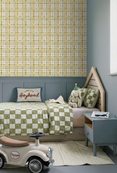 Kinderzimmer mit Tapete in gelbem und grünem Karomuster, blauer Wandtäfelung und Bett in Hausform.